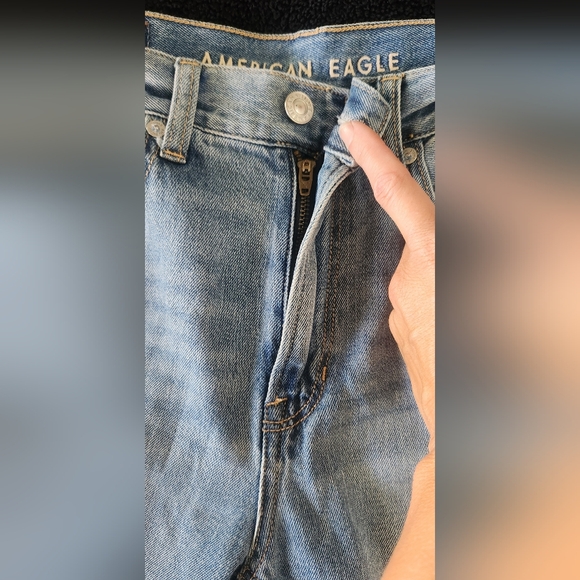 American Eagle Ripped Mom Jean regular size 2 - Picture 4 of 7